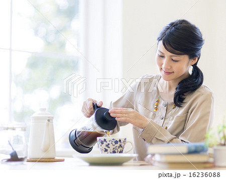 コーヒーを入れる女性 16236088