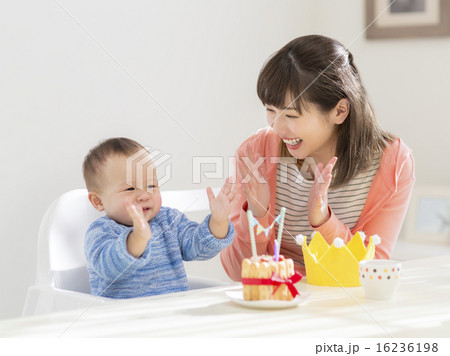 誕生日ケーキを前に喜ぶ母親と息子 16236198
