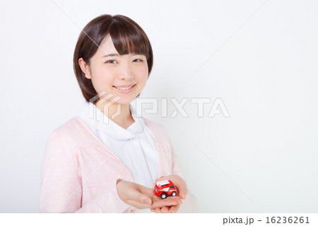 おもちゃの消防車を持つナース 16236261