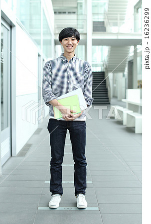 大学の廊下に立つ大学生 16236299