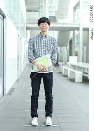 大学の廊下に立つ大学生 16236300