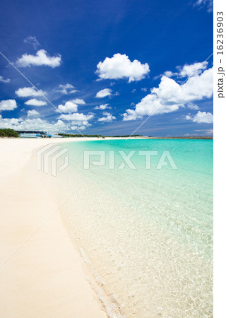 沖縄のビーチ・西原きらきらビーチ  16236903