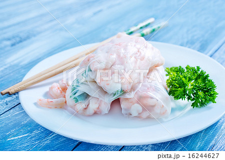 rolls with shrimps 16244627