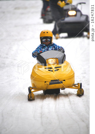 初めてスノーモービルに試乗する子供 初めてスノーモービルに試乗する子供 16247831