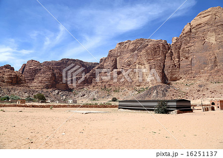 Mountains of Wadi Rum Desert in southern Jordan 16251137