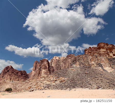 Mountains of Wadi Rum Desert in southern Jordan 16251150