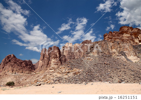 Mountains of Wadi Rum Desert in southern Jordan 16251151