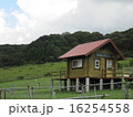 牧場と小屋 16254558