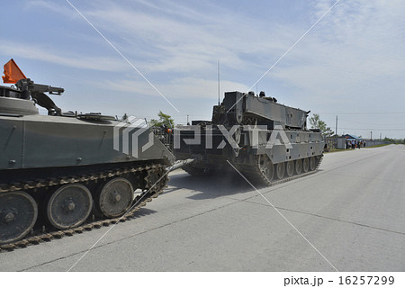 陸上自衛隊 90式戦車回収車に牽引される73式装甲車の写真素材