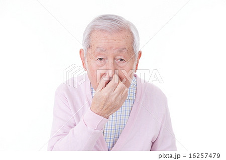 鼻をつまむシニア 16257479