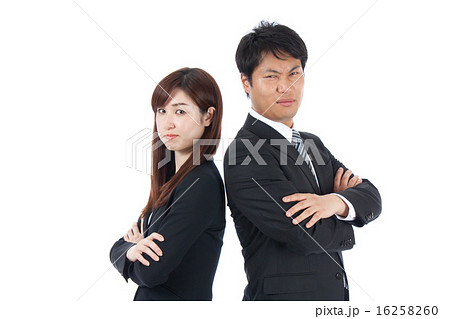 ビジネスマン ビジネスウーマン 男性 女性 怒る 仲間 腕組みの写真素材