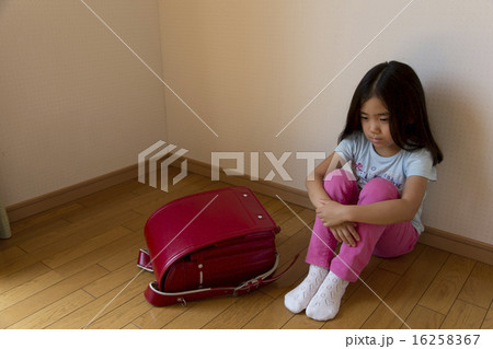 悩む女の子 16258367