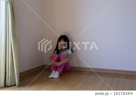 悩む女の子 16258369