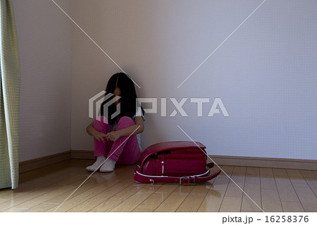 悩む女の子 16258376