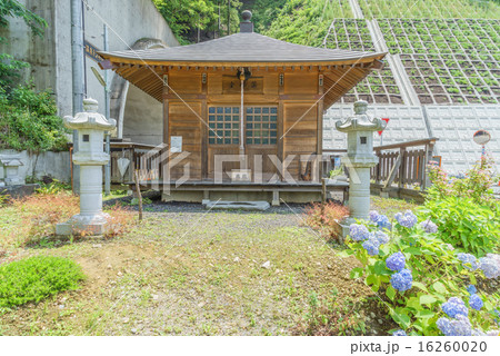 夏の川原湯温泉の薬師堂の風景 夏の川原湯温泉の薬師堂の風景 16260020