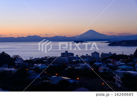 夕暮れ時の江ノ島と富士山 16260685