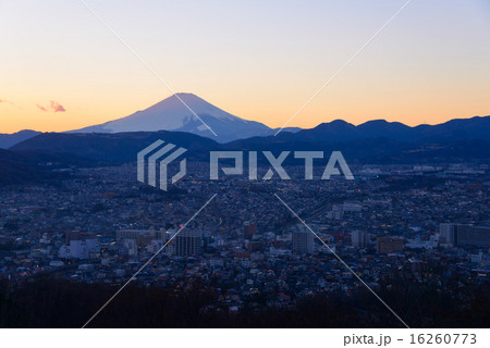 夕暮れ時の富士山と秦野の町並み 夕暮れ時の富士山と秦野の町並み 16260773