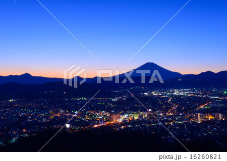 富士山と秦野の夜景の写真素材