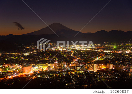 富士山と秦野の夜景の写真素材