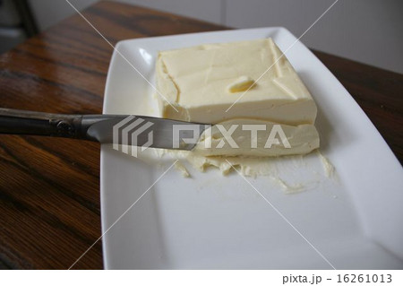 Knife is cutting the butter 16261013