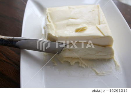 Knife is cutting the butter 16261015