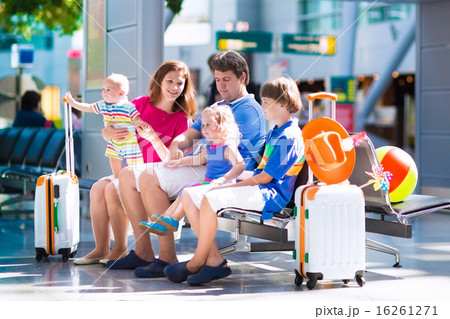 Family with kids at airport Family with kids at airport 16261271