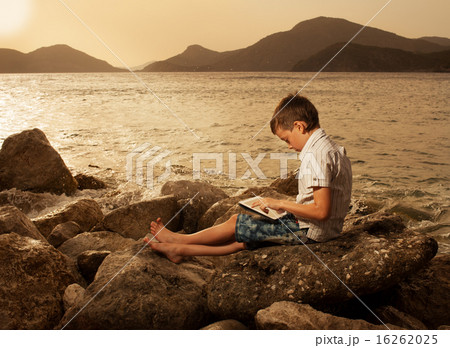 Child with tablet computer 16262025