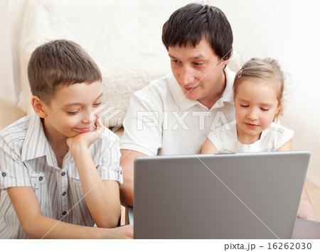 Family with laptop 16262030