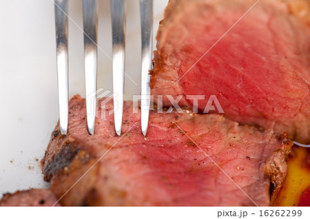 beef filet mignon grilled with vegetables 16262299