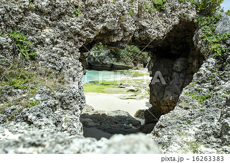 古字利島のチグヌ浜にある「始まりの洞穴」 16263383