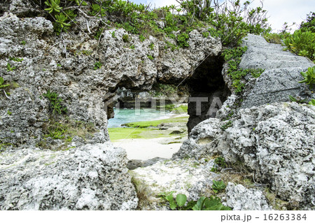 古字利島のチグヌ浜にある「始まりの洞穴」 16263384