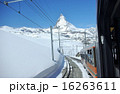 赤い電車とマッターホルン 16263611