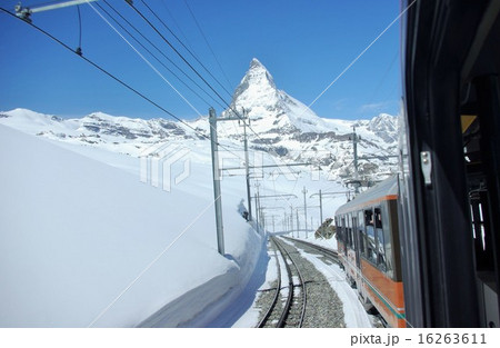 赤い電車とマッターホルン 赤い電車とマッターホルン 16263611