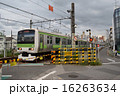 山手線唯一の踏切を行く電車 16263634