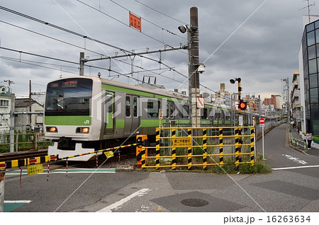 山手線唯一の踏切を行く電車 16263634