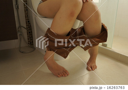 thai woman toilet lavatory pee urinate short leg  16263763