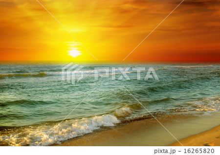 Fantastic sunrise on the ocean Fantastic sunrise on the ocean 16265820