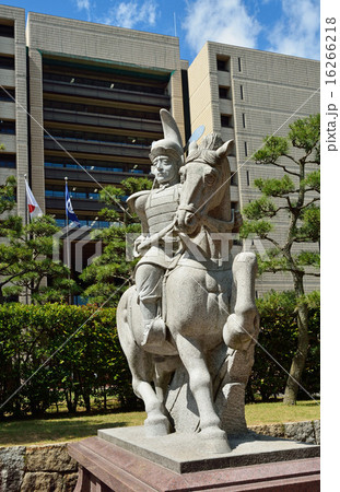 福井散歩：結城秀康公石像　福井城跡 16266218