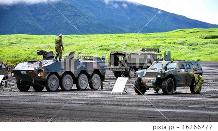 クーガー （ 96式装甲車 ） ＆ライトアーマー （ 軽装甲機動車 ） 2014年富士総合火力演習 16266277