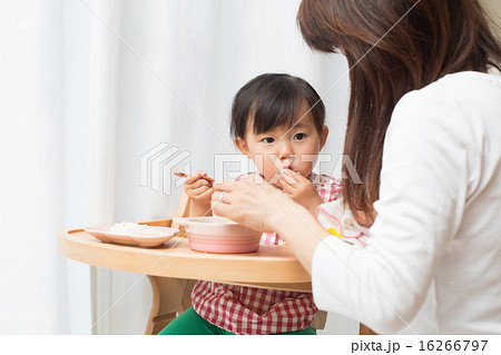 離乳食を食べる赤ちゃん 離乳食を食べる赤ちゃん 16266797