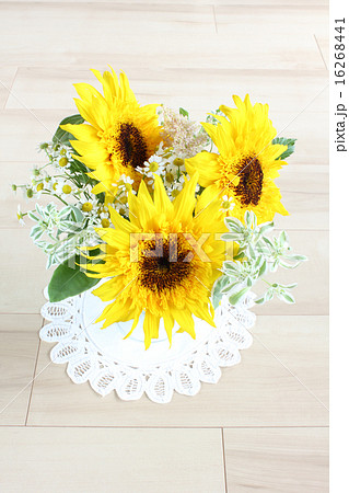 ゴッホのヒマワリとハツユキソウとアスチルベとマトリカリアのアレンジ（縦　全体　右向き） 16268441