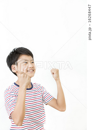 ガッツポーズをする男の子 16268447