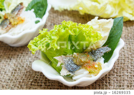 Fried mackerel served with vermicelli. 16269335