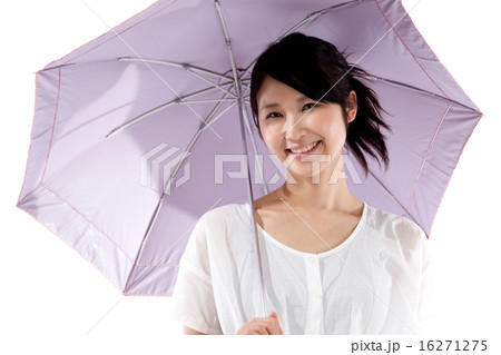 日傘をさす女性　笑顔 16271275