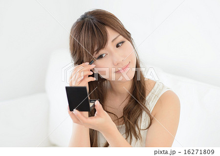 アイシャドー・若い女性 16271809