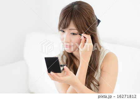 アイシャドー・若い女性 16271812