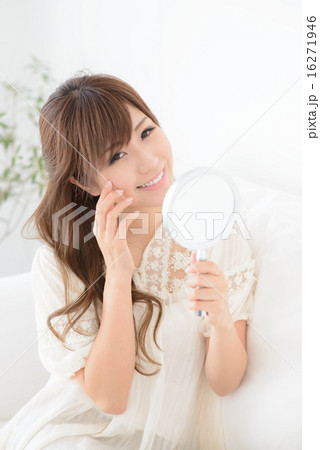美容・気になる若い女性 16271946