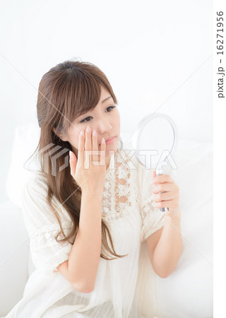 美容・気になる若い女性 16271956