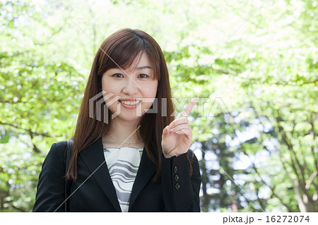 ビジネスウーマン　屋外　チェック 16272074