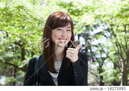 ビジネスウーマン　屋外　チェック 16272085